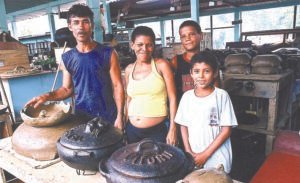 Lailson Gomes Ferreira, 41 anos, e sua famiilia seguem o mesmo oficio de fabricar panela