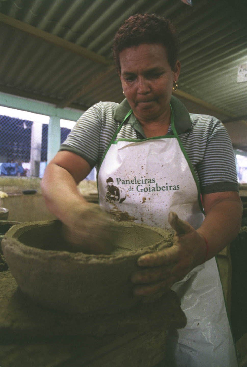 Paneleira de Goiabeiras confeccionando uma panela de barro. A associação das paneleiras pode se transformar em uma cooperativa.
 Data: 22/06/2004.
 Foto: Daniela Martins.
 Neg.: 63.997.