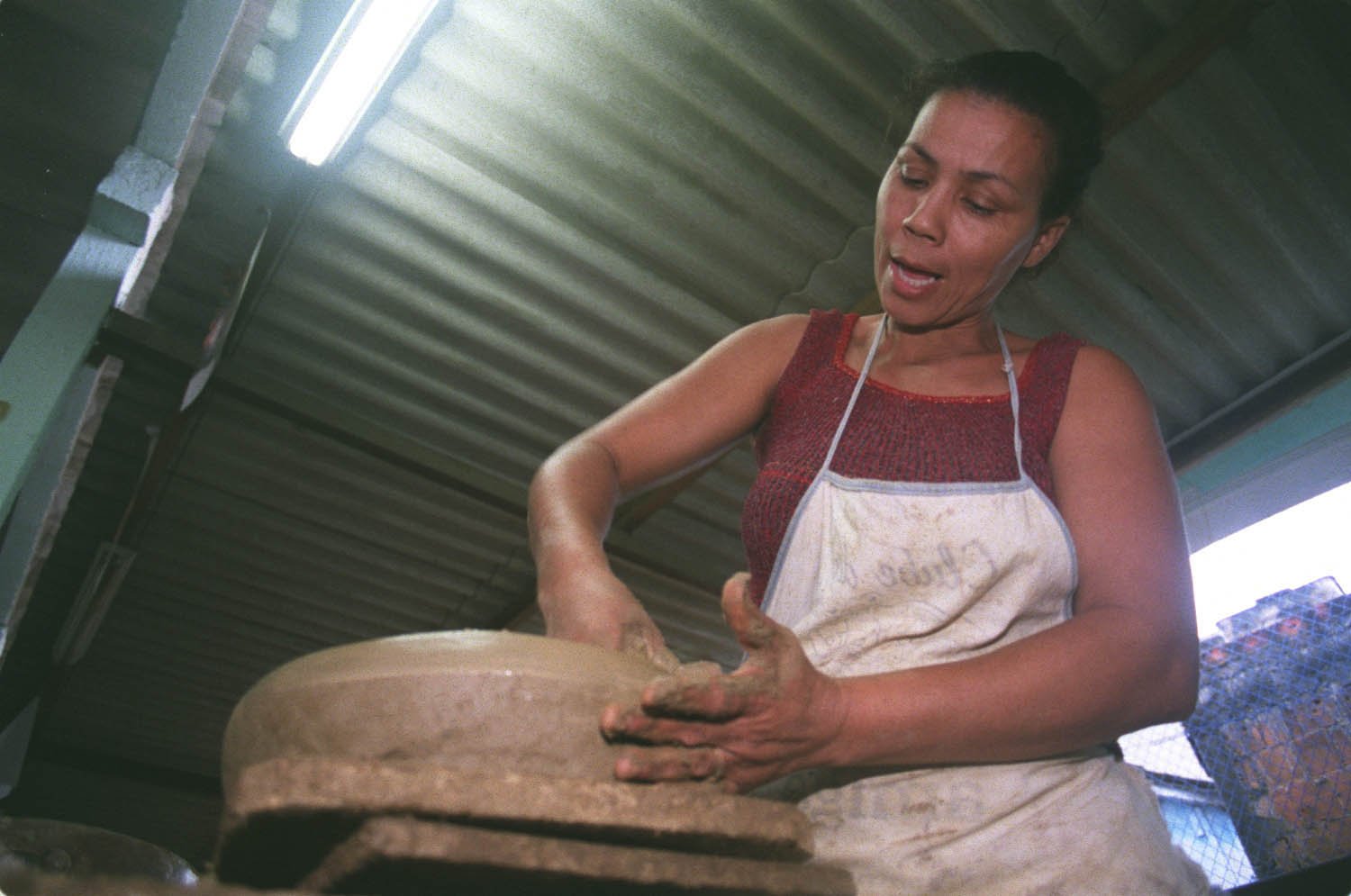 Paneleira de Goiabeiras confeccionando uma panela de barro. A associação das paneleiras pode se transformar em uma cooperativa.
 Data: 22/06/2004.
 Foto: Daniela Martins.
 Neg.: 63.997.