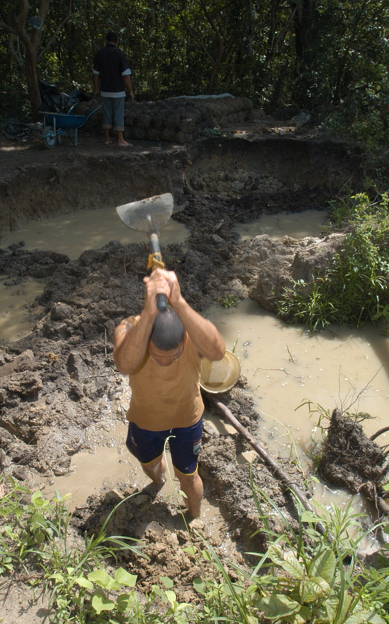 Data: 09/01/2006 - ES - Vitória - Ronaldo Alves Correia, de 45 nos, tira barro para fazer panelas de barro no Vale do Mulembá, no bairro Joana D'Arc. - Editoria: Cidade - Foto: Carlos Alberto da Silva - NA.