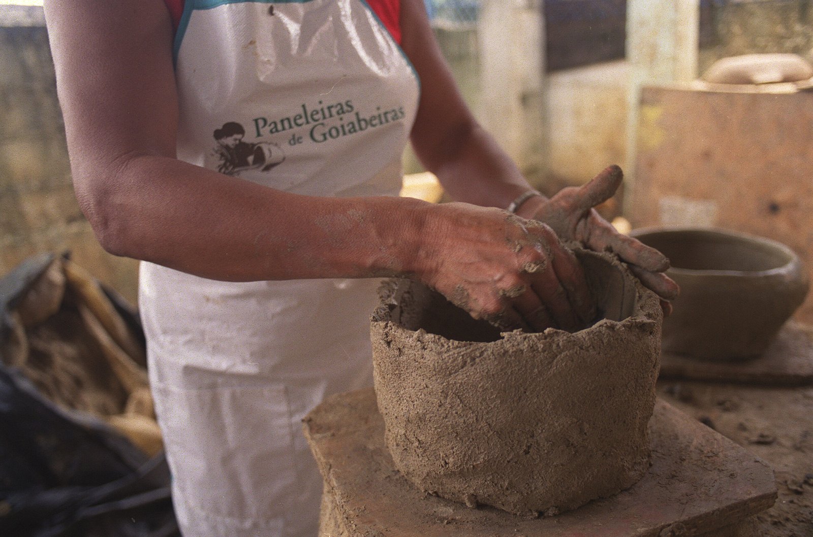 Data: 27/12/2006 - Vitória - ES - Brasil - América - Processo de fabricação das panelas de barro, na associação das Paneleiras de Vitória. - Editoria: Turismo - Foto: Gabriel Lordello/Neg. 63.147 - Jornal A Gazeta - CULTURA - Artesanato - Cerâmica