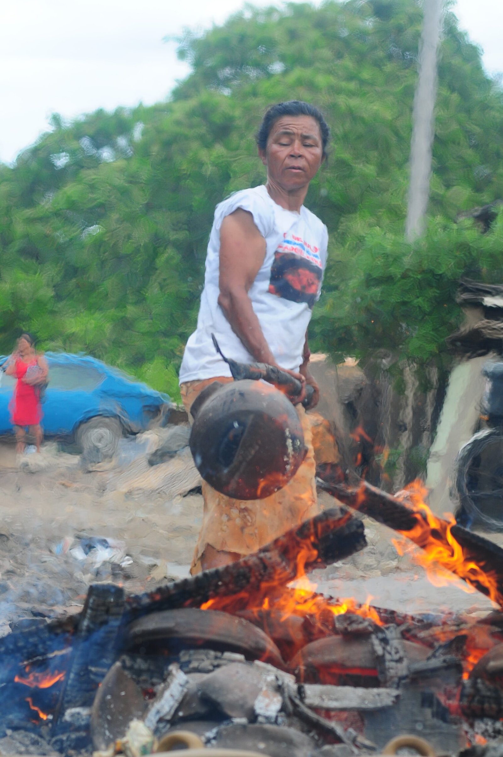 Data: 21/01/2009 - ES - Vitória - Evanilda Fernandes Correa, paneleira de Goiabeiras, retirando panelas da queima - Editoria: Viagem - Foto: Edson Chagas - GZ