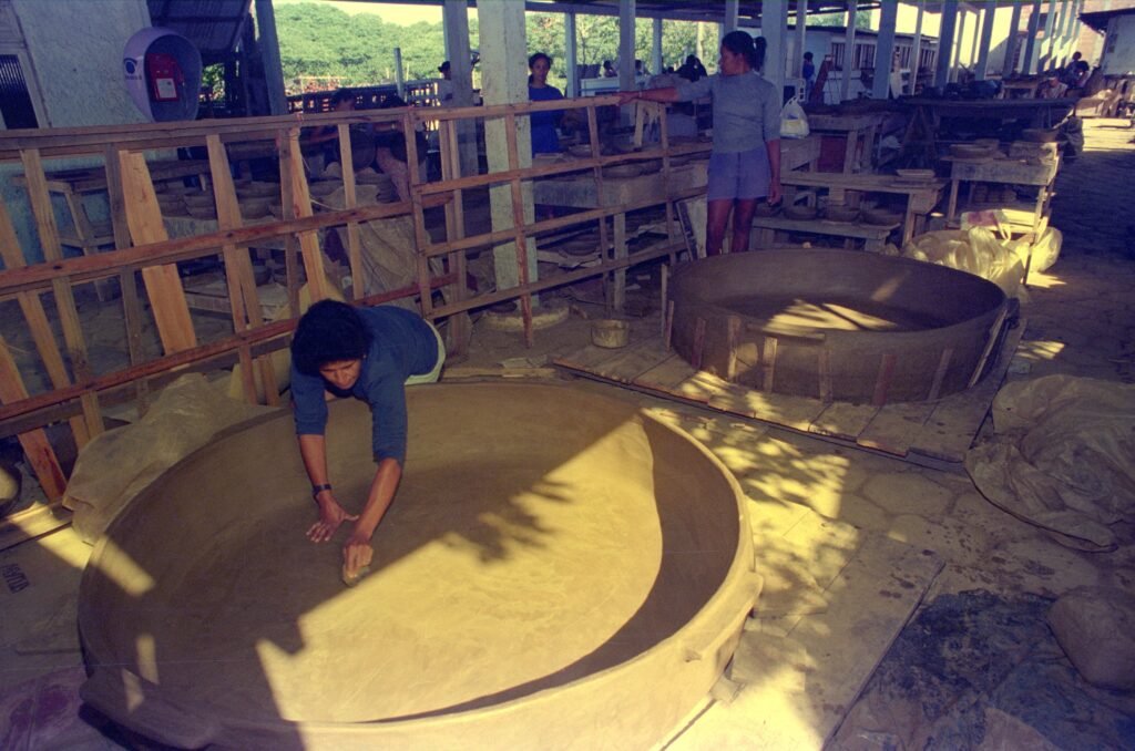 Data 04-06-1997 - Panelas de barro com 2 metros de diâmetro fabricado por Paneleiras de Goiabeiras, sendo preparadas - Foto Gildo Loyola - Neg. 40752