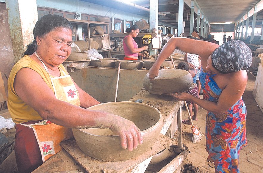 Data 06_09_2005 - ES - Vitória - Panela de Barro sendo preparada por Aldir Correia e Eloisa Ferreira, na Associação das Paneleiras, em Goiabeiras - Editoria Cidades - Foto Gildo