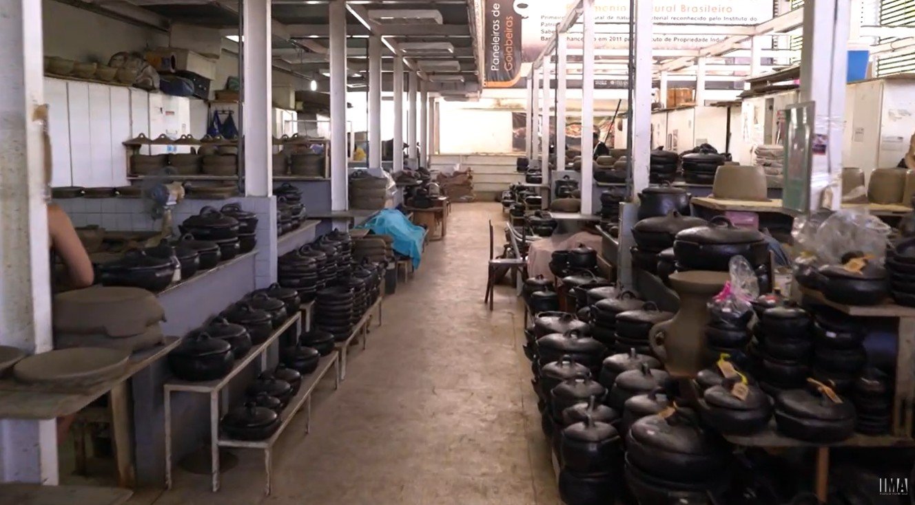 Paneleiras trabalhando no galpão