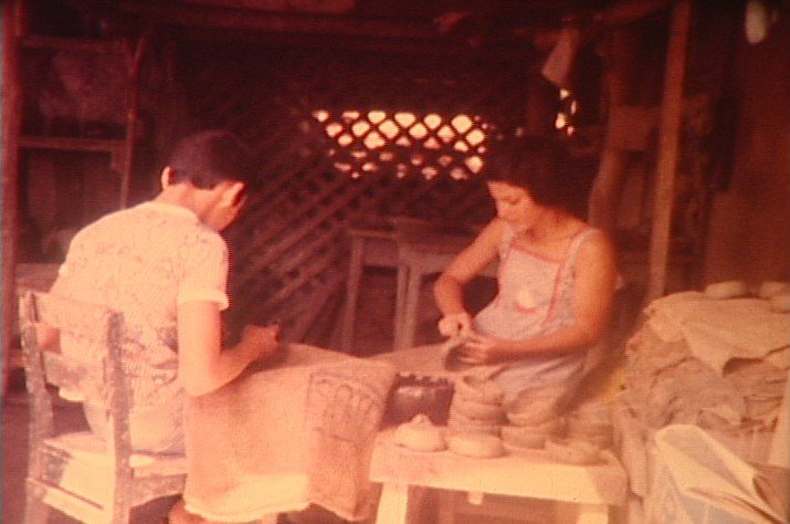 Paneleiras trabalhando no quintal (sem data)